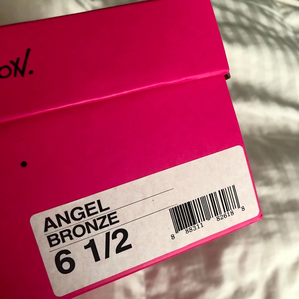 Betsey Johnson Angel Bronze heel pumps - Picture 5 of 5
